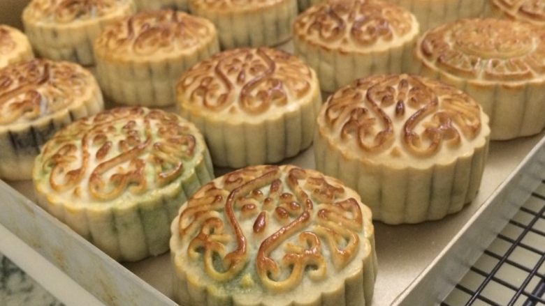 广式蛋黄月饼,刷好继续烘烤,烤箱转200度,烤6分钟,后两分钟开风扇,让上色均匀些。