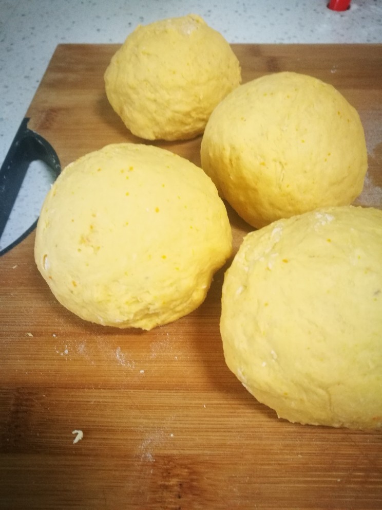 柿子饼,这个时候可能有一点点粘手,在案板上散干面粉然后将活好的面团分成小份
