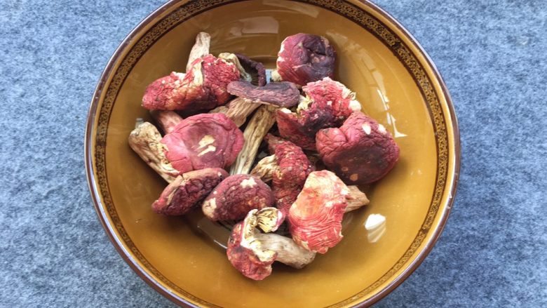 红菇炖土鸡~补血必选!,提前准备好干红菇100克。