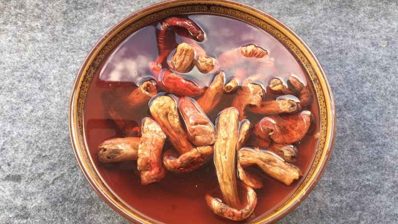 红菇炖土鸡~补血必选!,红菇在泡的过程中,大量红色素会释放出来,泡过红菇的水不要倒掉哦!