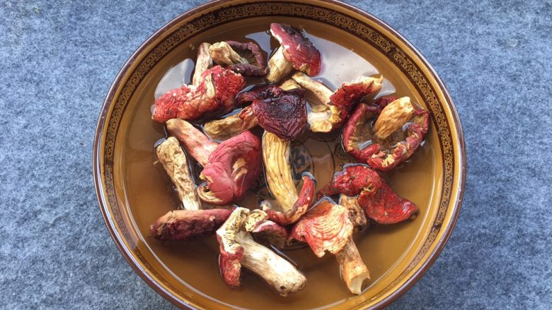 红菇炖土鸡~补血必选!,清洗干净的红菇放入水中泡软,我泡3个小时。