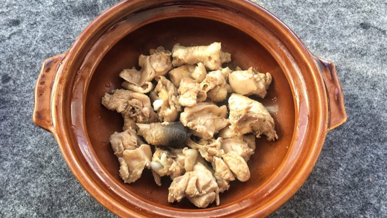 红菇炖土鸡~补血必选!,把鸡肉倒入砂锅中。