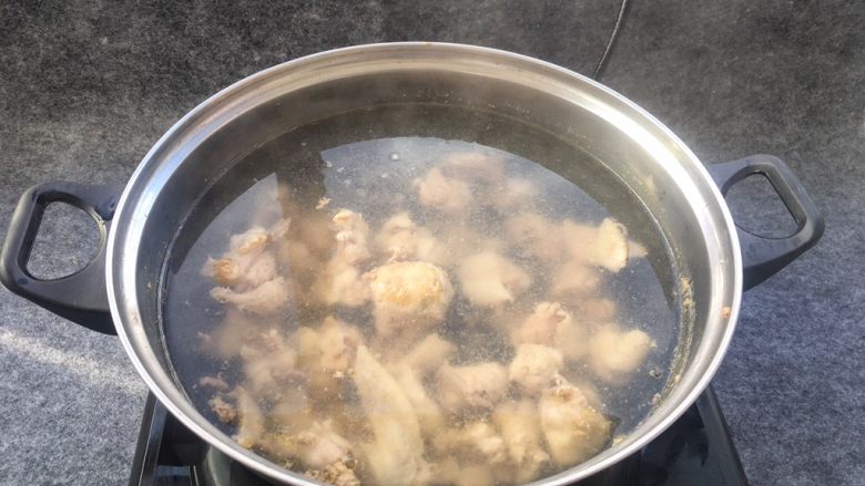 红菇炖土鸡~补血必选!,锅中水烧开后,倒鸡肉入锅焯几分钟,焯水可以去除鸡肉腥味。