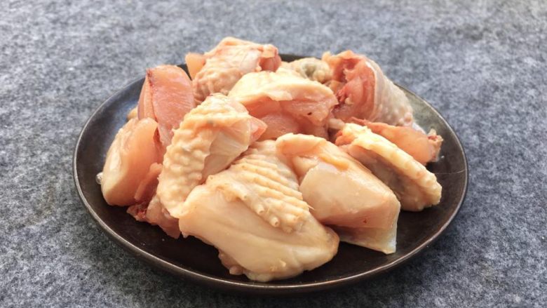 红菇炖土鸡~补血必选!,鸡肉用刀剁成小块。