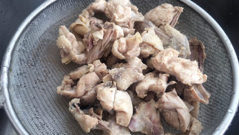 红菇炖土鸡~补血必选!,焯过水的鸡肉,除去血沫清洗干净沥干水分。