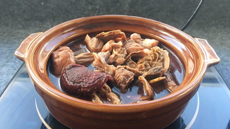 红菇炖土鸡~补血必选!,调火慢慢炖至1个小时,随着鸡肉与红菇味道融合、已经是满屋飘香!