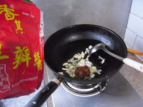 酱烧鱼段, 放入豆瓣酱