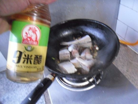 酱烧鱼段, 加入<a style='color:red;display:inline-block;' href='/shicai/ 793'>米醋</a>