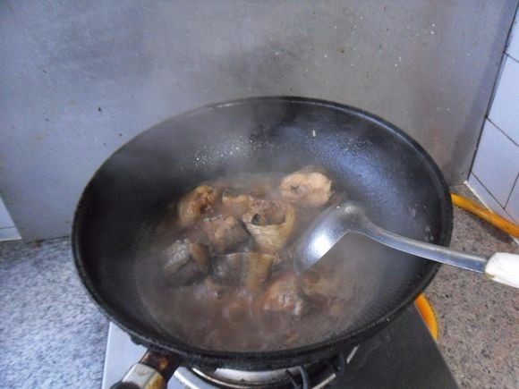 酱烧鱼段, 把鱼段翻面,再烧3分钟。旺火收汁,即可关 火