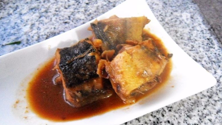 酱烧鱼段, 出锅装盘,即可上桌品味