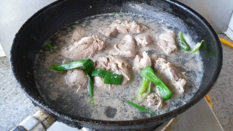 酱汁骨头, 烧开后,小火煮1分钟