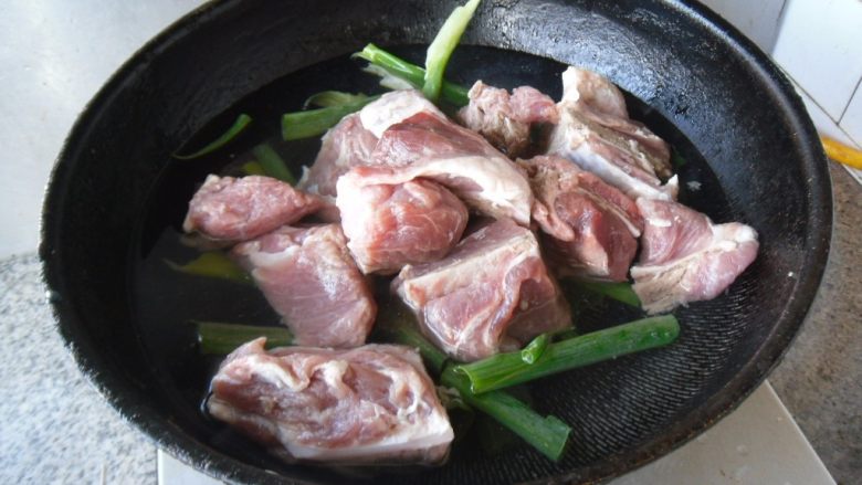 酱汁骨头, 锅中加水,放入<a style='color:red;display:inline-block;' href='/shicai/ 3250'>葱</a>、骨头