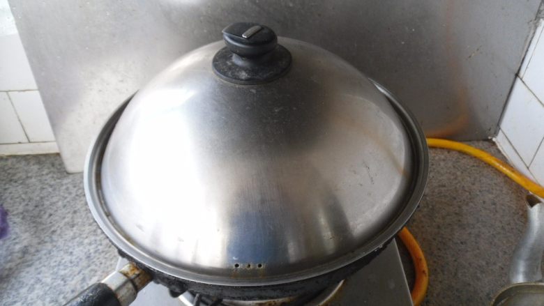 酱汁骨头, 小火烧制30分钟左右,使其熟透
