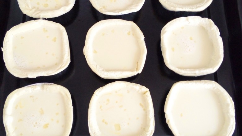 蛋挞,制作蛋挞液的同时预热烤箱。上管180度，下管140度。将蛋挞皮均匀摆放在烤盘里面（蛋挞皮不能提前解冻），将蛋挞液倒入蛋挞皮中至八分满即可，需烤两盘