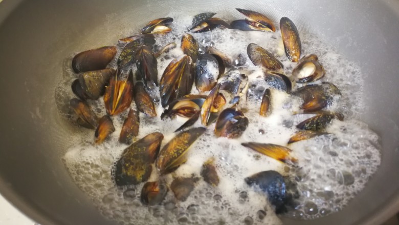 #咸味#无花果海鲜沙拉,煮到贻贝开口,立马关火。
