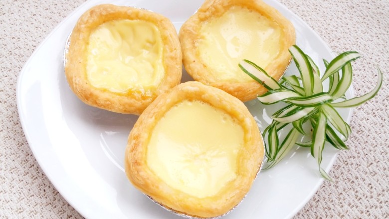 蛋挞,刚出炉的蛋挞嫩嫩的，好吃，喜欢焦糖的亲们可以调高温度或者增加时间。