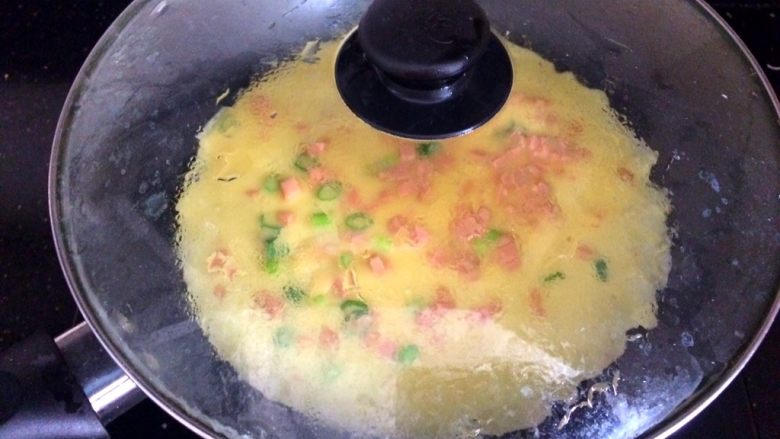 火腿葱花饼,锅盖焖一会儿,不用翻面。