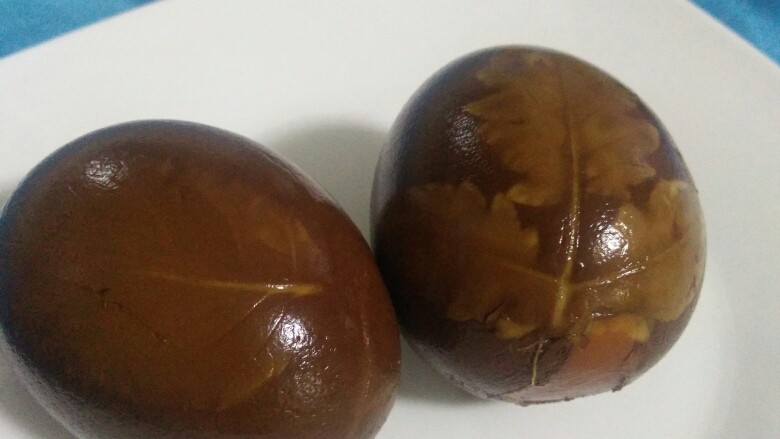 花纹茶叶蛋,小朋友等不及,这是浸泡了一下午的样子,也可以吃喽。