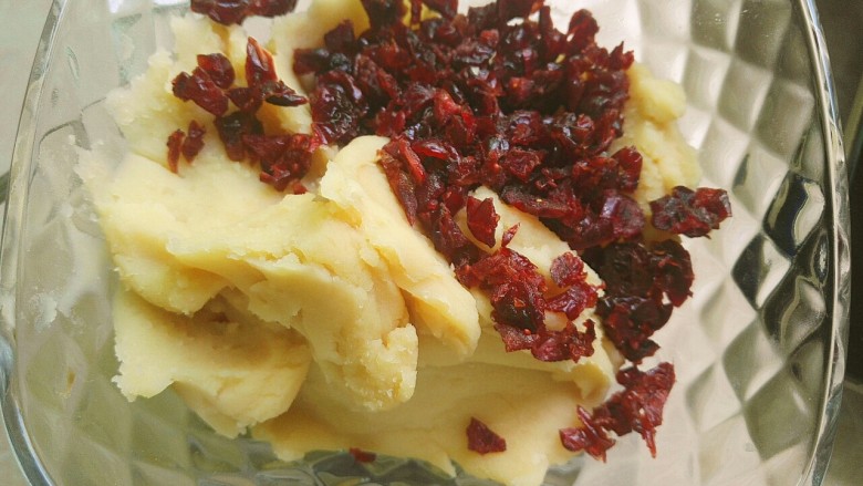 桃山皮月饼,取一个碗,称出650克白芸豆馅,加入50克切碎的<a style='color:red;display:inline-block;' href='/shicai/ 109174'>蔓越莓干</a>