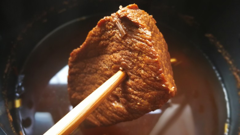 麻辣卤汤牛肉面,煮到能用筷子插进去为宜,不要太烂,否则切块的时候容易散而不成形。将牛肉浸泡到汤里自然放凉,凉后用漏网过滤掉锅里的卤药渣,牛肉入碗里盖上保鲜膜放冰箱冷藏,剩下来的汤汁用来做面条的汤水。
