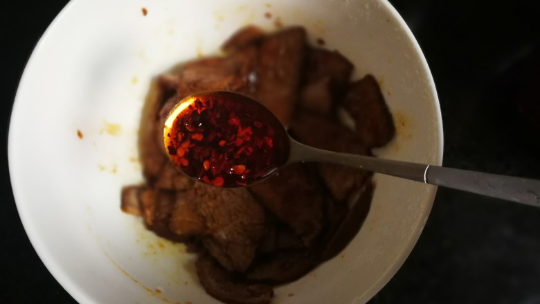 麻辣卤汤牛肉面,牛肉切成薄片后,调一碗酱汁:2汤匙生抽、1茶匙耗油、2汤匙自制<a style='color:red;display:inline-block;' href='/shicai/ 852'>辣椒油</a>将牛肉片拌匀放一边备用。具体做法可参考我之前的香辣卤牛肉的菜谱。