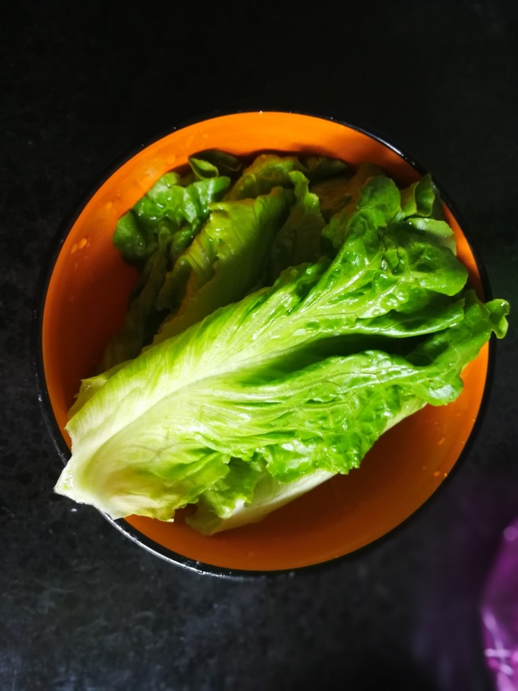 麻辣卤汤牛肉面,<a style='color:red;display:inline-block;' href='/shicai/ 121'>生菜</a>洗净~