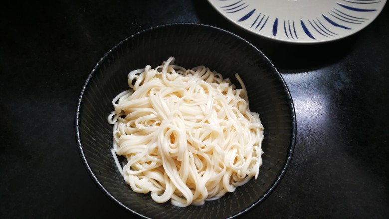 麻辣卤汤牛肉面,面条煮软后捞出放碗里~