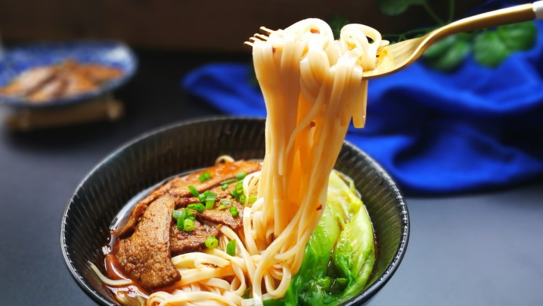 麻辣卤汤牛肉面,成品~不谦虚地说这面条非常好吃!喜欢麻辣口味,感觉自己应该生在重庆或者四川~
