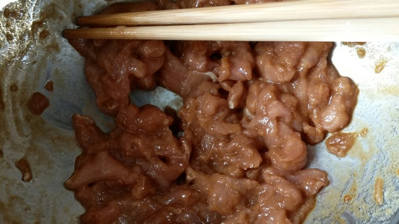 仔姜肉片(丝),放肉,加少许盐也可以不加看个人吃盐严不严重,加<a style='color:red;display:inline-block;' href='/shicai/ 762'>老抽</a>调色!说到这个色!我就喜欢煎的焦黄那样的,但是我爹说别人炒仔姜肉片都是肉越嫩白越好~我才不管