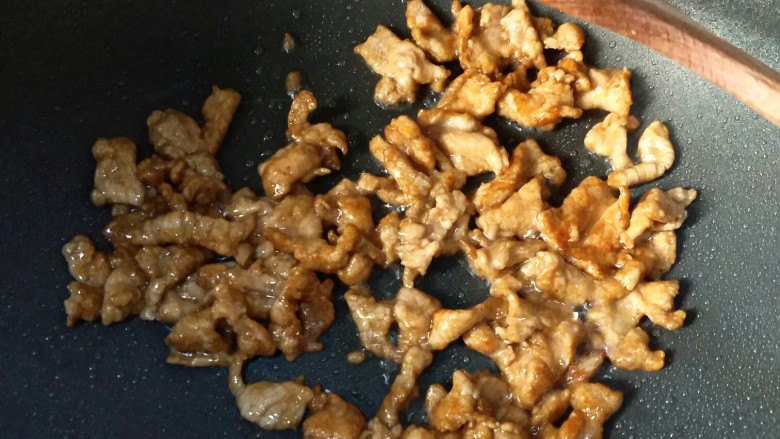 仔姜肉片(丝),下肉片,翻炒,跟我一样喜欢焦黄的可以多煎一会(那么小一坨肉居然这么多!)