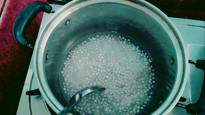 营养早餐水果燕麦奶茶,先烧500ml水至沸腾,然后加入<a style='color:red;display:inline-block;' href='/shicai/ 5163'>西米</a>,中火熬煮15-20分钟,煮的过程中不断用勺搅拌,待<a style='color:red;display:inline-block;' href='/shicai/ 5163'>西米</a>周围透明只剩白心,关火,盖上盖子,等待五分钟,如果家里没有<a style='color:red;display:inline-block;' href='/shicai/ 5163'>西米</a>的也可以忽略不计这一步,并不影响食品的口感😆