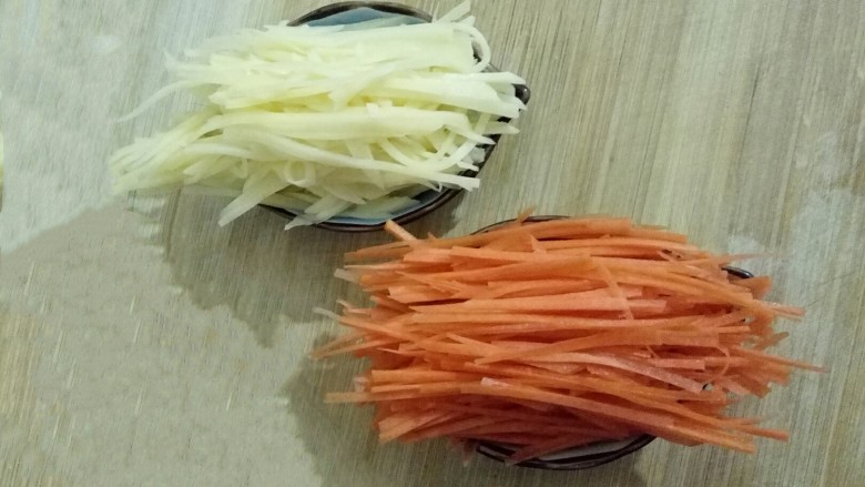 黄金田园菜饼,胡萝卜、土豆切丝