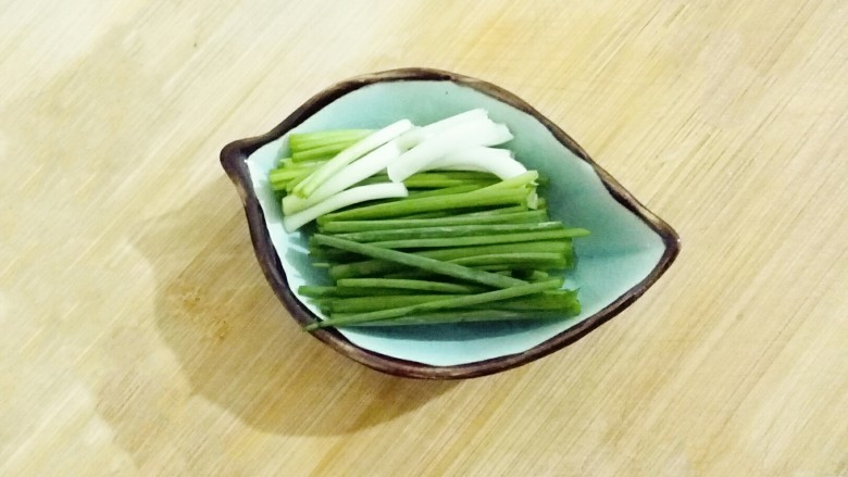 黄金田园菜饼,香葱切等长的节