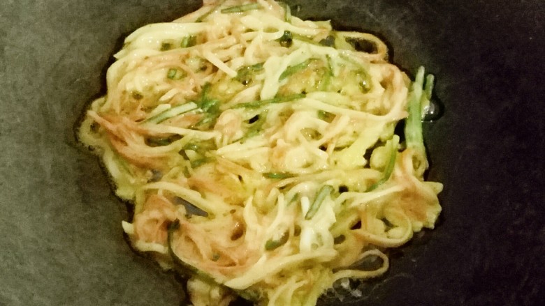 黄金田园菜饼,倒入蔬菜糊,小火煎