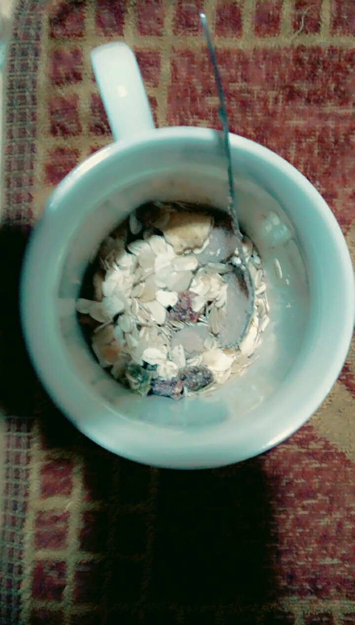 营养早餐水果燕麦奶茶,将速溶奶茶粉倒于杯中盖上一层水果麦片,可以多一些,然后再盖上西米,并把水果放于杯中