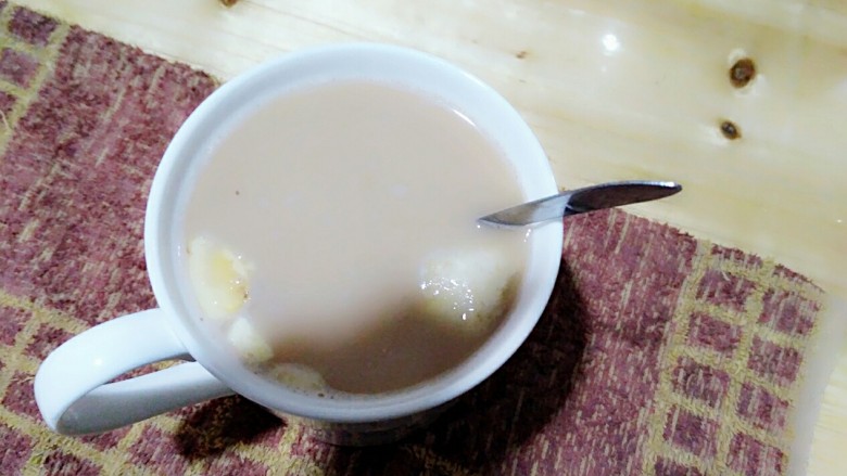 营养早餐水果燕麦奶茶,加入热水用勺子搅拌,可以稍微等待麦片变软也可以直接开吃💞