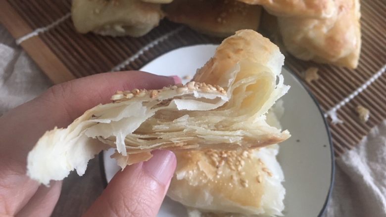 酥掉渣的芝麻烧饼,掰开真的是酥脆掉渣哦！