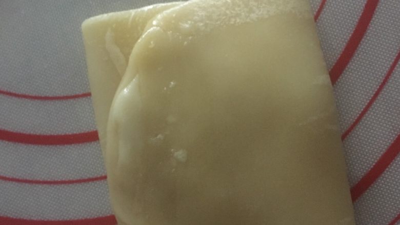 酥掉渣的芝麻烧饼,三折叠，翻面再次擀平