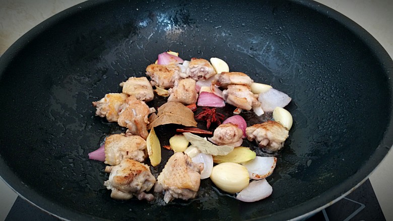 鸡中翅烧土豆,放入八角,<a style='color:red;display:inline-block;' href='/shicai/ 741'>香叶</a>,桂皮小火煎。