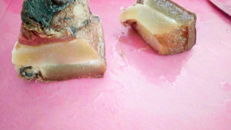 尖椒炒腊肉,腊肉可以切了,切成小块