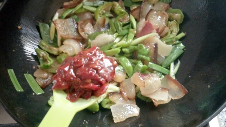 尖椒炒腊肉,一勺<a style='color:red;display:inline-block;' href='/shicai/ 705'>豆瓣酱</a>。