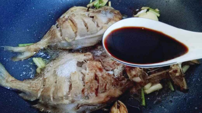 #咸味##鲜美的红烧小鲳鱼#,加入生抽。