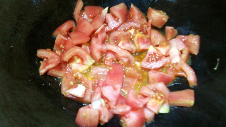 西红柿炒蛋,倒入一点点<a style='color:red;display:inline-block;' href='/shicai/ 848'>菜籽油</a>,油熟倒入切好的番茄。