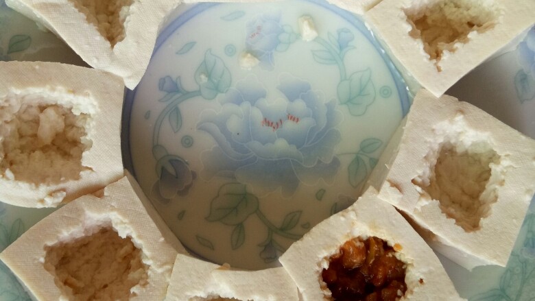 五彩酿豆腐,豆腐切成正方形,中间挖空(挖掉的豆腐不宜浪费,可做个豆腐汤)