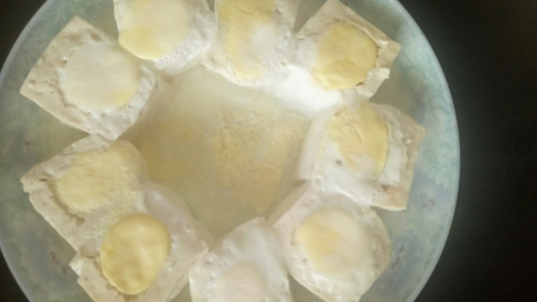 五彩酿豆腐,烧开水后,放入锅内隔水蒸10钟