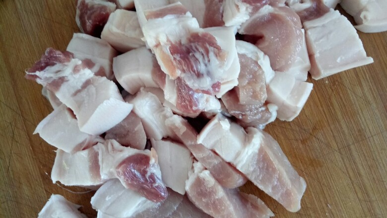 红烧肉,肉切块。(大小按自己喜好)