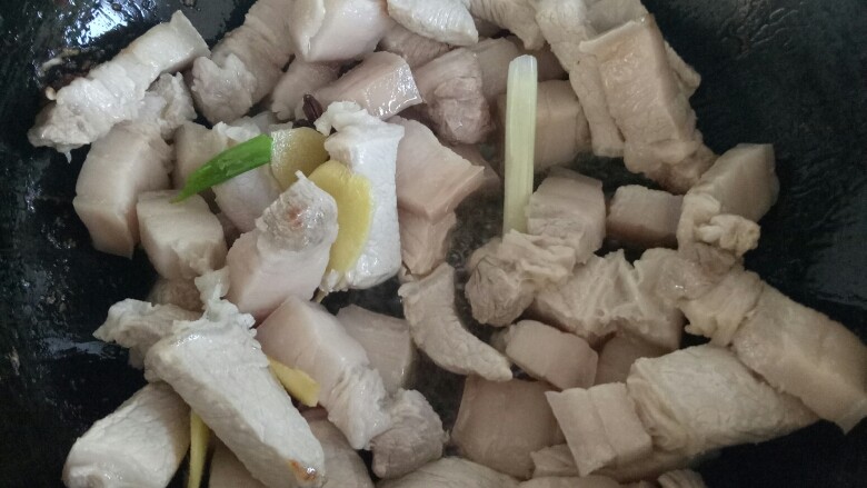 红烧肉,锅里放油,加入葱姜大料和肉一起翻炒