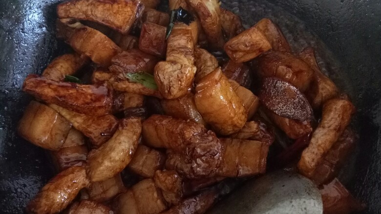 红烧肉,加入耗油,老抽上色继续翻炒