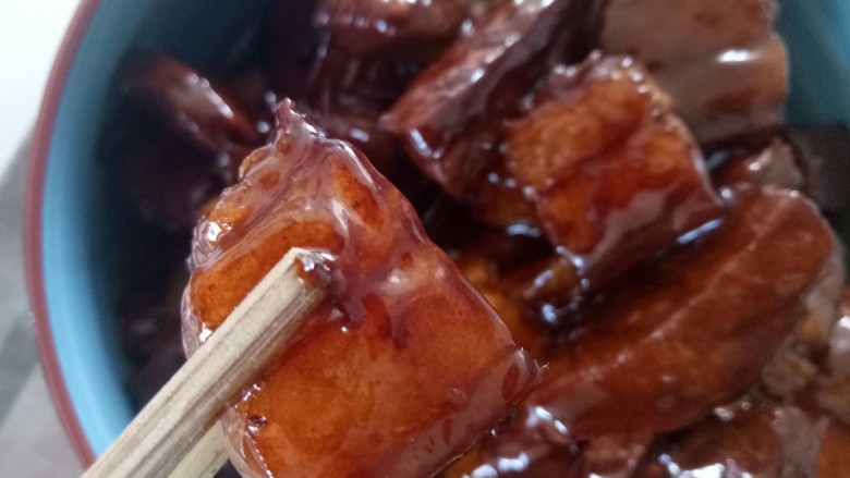 红烧肉,好吃。肉,入口即化。带着一点点腐乳的味道。
