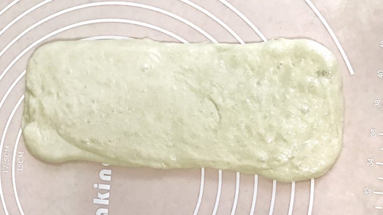 一次性发酵健康营养的白吐司,翻过来,擀均匀,挤掉边上的气泡,自上而下卷起来